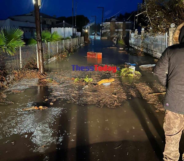 Χαλκιδική: Κατεστραμμένο τοπίο άφησε πίσω της η κακοκαιρία – Σπίτια και δρόμοι πλημμύρισαν