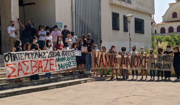 Αγρίνιο: Συγκέντρωση διαμαρτυρίας για τον ιερέα που κατηγορείται για βιασμό – Τι λέει ο δικηγόρος του