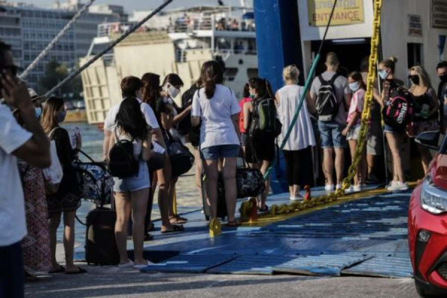 Αγίου Πνεύματος: Αυξημένη η κίνηση στα λιμάνια - 17.071 επιβάτες έφυγαν χθες από τον Πειραιά