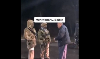 Πόλεμος στην Ουκρανία: Παππούς τα... ψέλνει σε Ρώσους στρατιώτες - «Είστε απλά μαριονέτες»
