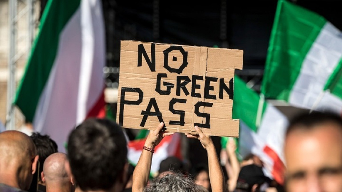 Ιταλία: Αντιεμβολιαστής ξυλοκόπησε δημοσιογράφο σε πορεία