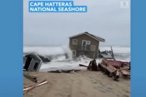 ΗΠΑ: Τα κύματα του Ατλαντικού «κατάπιαν» παραθαλάσσιο σπίτι (Βίντεο)