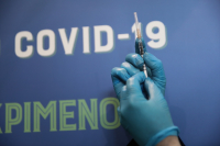 Ποιοι εμβολιασμένοι έχουν «σούπερ ανοσία» αν κολλήσουν Covid