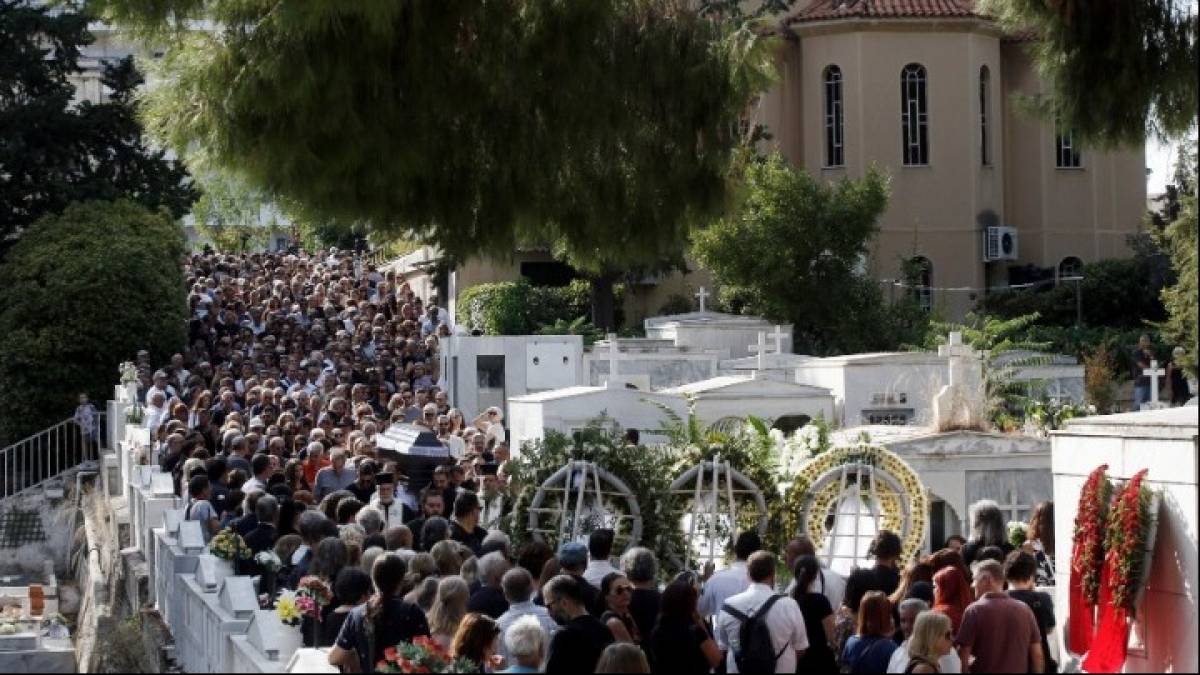 Κηδεία Λαυρέντη Μαχαιρίτσα: Θλίψη στο τελευταίο «αντίο» (εικόνες)