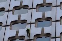 Alain Robert: Ο Γάλλος Spiderman «ξαναχτυπά» σε ουρανοξύστη του Παρισιού