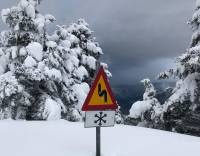 Χιονίζει ασταμάτητα σε βόρεια, κεντρική και δυτική Ελλάδα - Πού χρειάζονται αλυσίδες