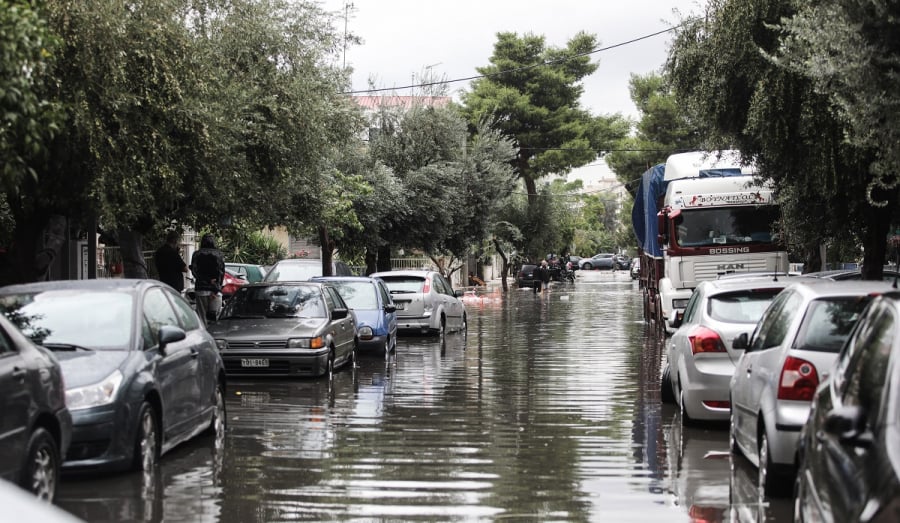 Κακοκαιρία «Μπάλλος»: Απίστευτες εικόνες, λίμνες οι γειτονιές της Αθήνας