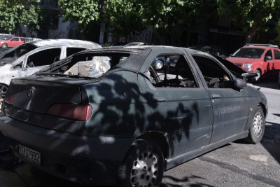 Εξάρχεια: Επίθεση με μολότοφ σε διμοιρία των ΜΑΤ - Ζημιές σε αυτοκίνητα