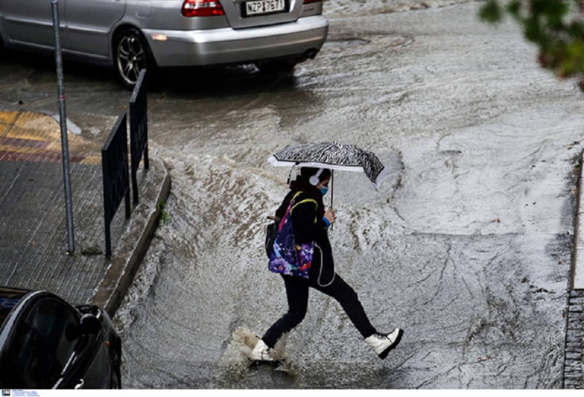 Θεσσαλονίκη: Πλημμύρες από την κακοκαιρία - Ποτάμια οι δρόμοι