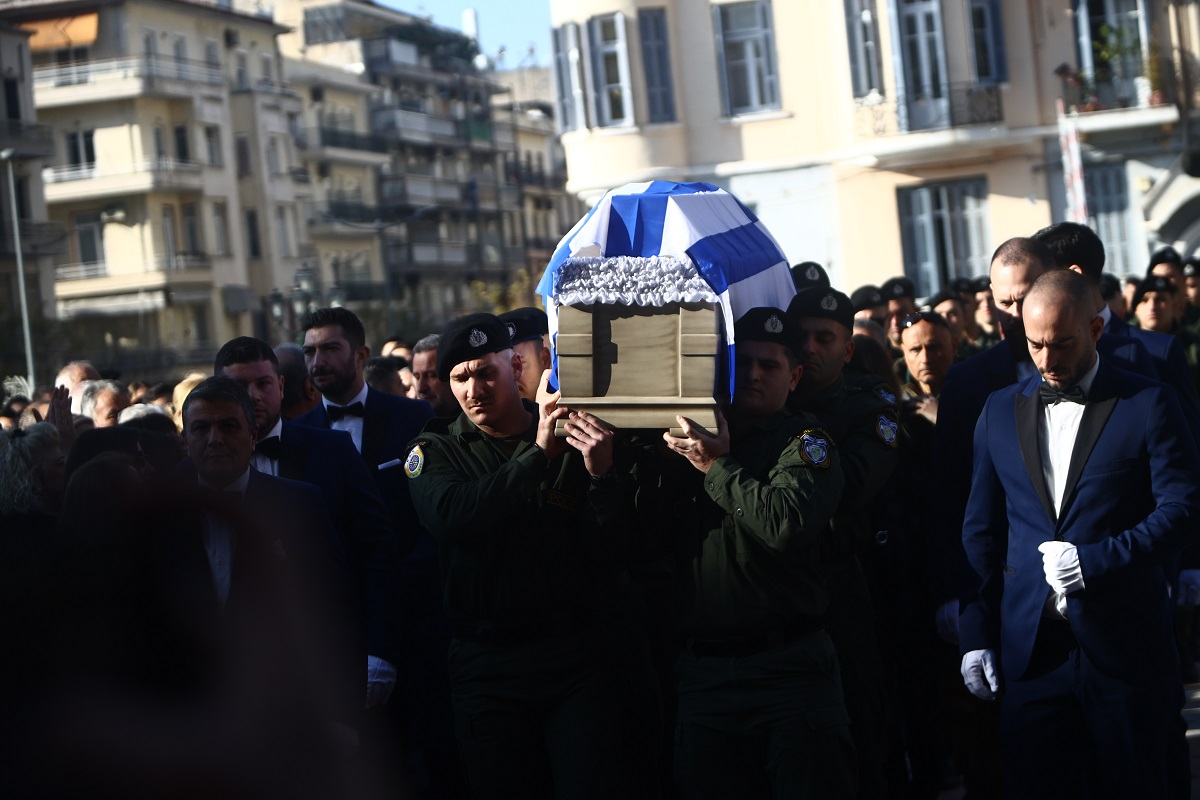 Γιώργος Λυγγερίδης: Ατελείωτος θρήνος στην κηδεία του αστυνομικού που σκοτώθηκε από ναυτική φωτοβολίδα