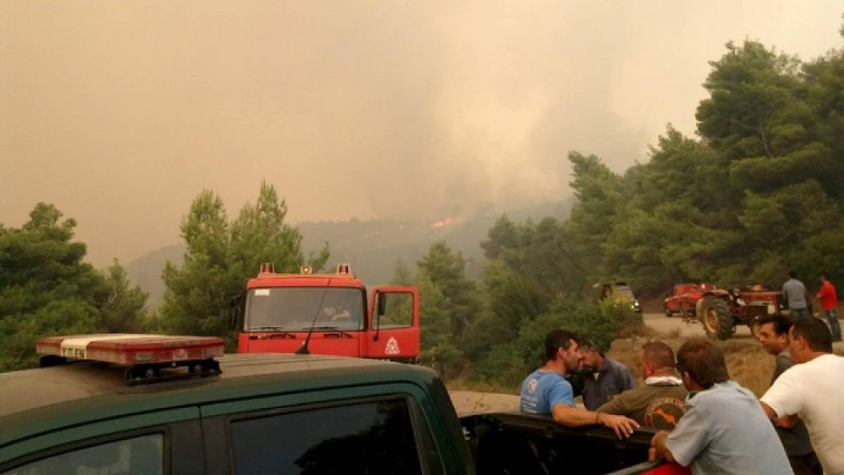 Δραματικές στιγμές ζει η Εύβοια: Εκτός ελέγχου η φωτιά - Εκκενώθηκαν τέσσερα χωριά (video)