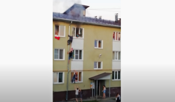 Απίστευτη διάσωση στη Ρωσία: Πώς απεγκλωβίστηκαν τρία παιδιά από φλεγόμενο κτίριο