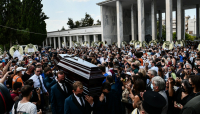 Κηδεία Τόλη Βοσκόπουλου: Πλήθος κόσμου στο τελευταίο αντίο του «Πρίγκιπα»