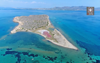 Μετώπη: Το επίπεδο νησί της Ελλάδας σε σχήμα σπαθιού με την κόκκινη λίμνη με τα μυστηριώδη αρχικά