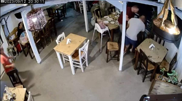 Κρήτη: Ιδιοκτήτης ταβέρνας έσωσε κοριτσάκι που «πνιγόταν» από το φαγητό (Βίντεο)
