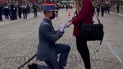 Γαλλία: Της έκανε πρόταση γάμου στην στρατιωτική παρέλαση