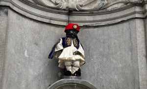 Ντύθηκε εύζωνας το Manneken Pis στις Βρυξέλλες