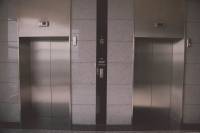 Κορονοϊός και ασανσέρ: Για πόση ώρα υπάρχει κίνδυνος μετάδοσης αν βήξει ασθενής