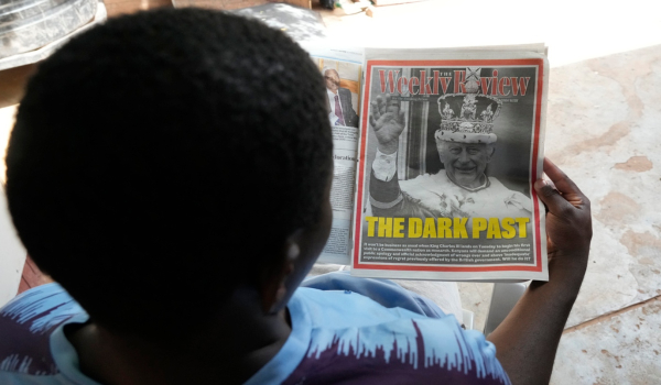 Βασιλιάς Κάρολος: «Ψυχρή» υποδοχή στο Ναϊρόμπι με διαδηλώσεις κατά της Βρετανίας