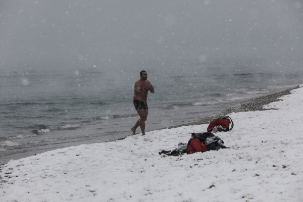 Απτόητοι οι χειμερινοί κολυμβητές μπροστά στη «Μήδεια» (Φωτογραφίες)