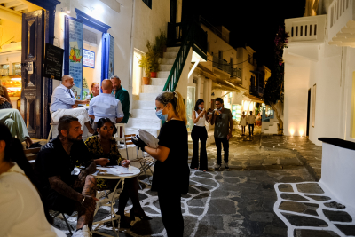 Κορονοϊός: Αύξηση κρουσμάτων σε τουριστικές περιοχές, σήμα κινδύνου από Γώγο