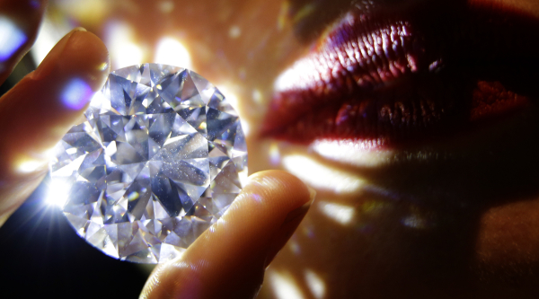 «Ματωμένα» τα ρωσικά διαμάντια – Η ΕΕ ετοιμάζει κυρώσεις και για τους πολύτιμους λίθους