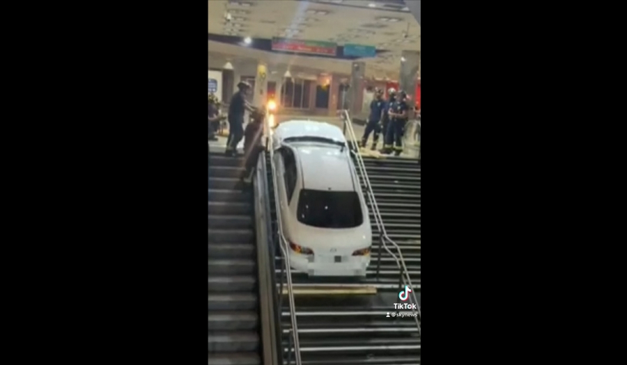 Απίστευτο σκηνικό στη Μαδρίτη: Κλεμμένο αυτοκίνητο βρέθηκε μέσα στο μετρό (Βίντεο)