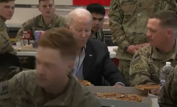 Στην Πολωνία ο Μπάιντεν: Έφαγε πίτσα με αμερικανούς στρατιώτες (βίντεο)