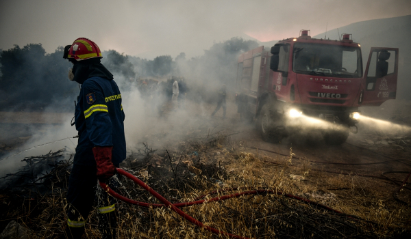 Απίστευτο βίντεο από τα Βίλια: Στρόβιλος φωτιάς εκτόξευσε κορμό δέντρου προς τους πυροσβέστες