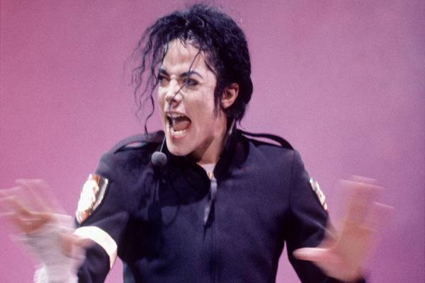 Περισσότερα από 1 εκατ. δολάρια αναμένεται να πιάσουν οι κάλτσες του Michael Jackson