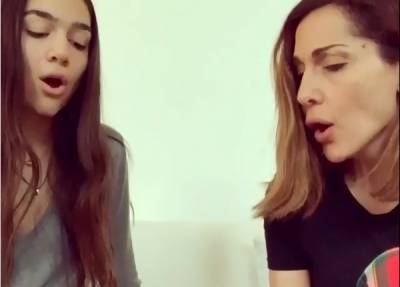 Η Δέσποινα Βανδή τραγουδά Έλβις Πρίσλεϊ μαζί με την κόρη της (Βίντεο)