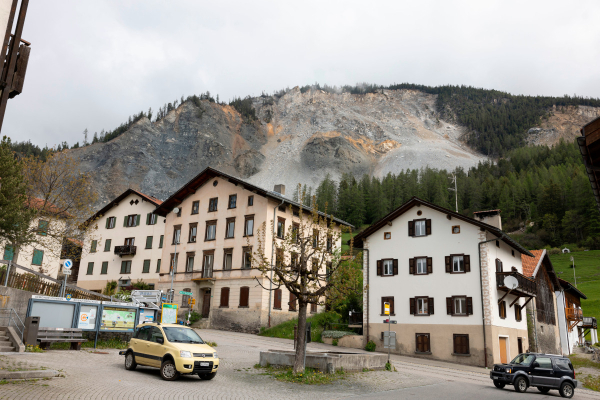Το πανέμορφο ελβετικό χωριό που εκκενώθηκε - Κινδυνεύει να συνθλιβεί (Εικόνες - βίντεο)
