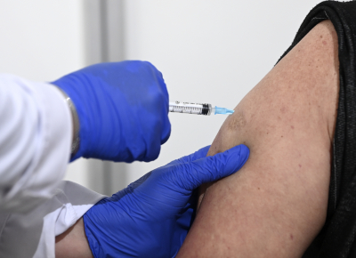 Κορονοϊός: Εμβόλιο που δεν έχει πάρει άδεια κυκλοφορίας ενέκρινε για χρήση το Ιράν