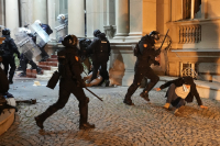 Βελιγράδι: Νέες διαδηλώσεις της αντιπολίτευσης για τις εκλογές - Επιχείρησαν να καταλάβουν το δημαρχείο