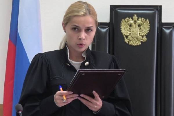 Ρωσίδα δικαστής παραιτήθηκε επειδή διέρρευσαν γυμνές φωτογραφίες της