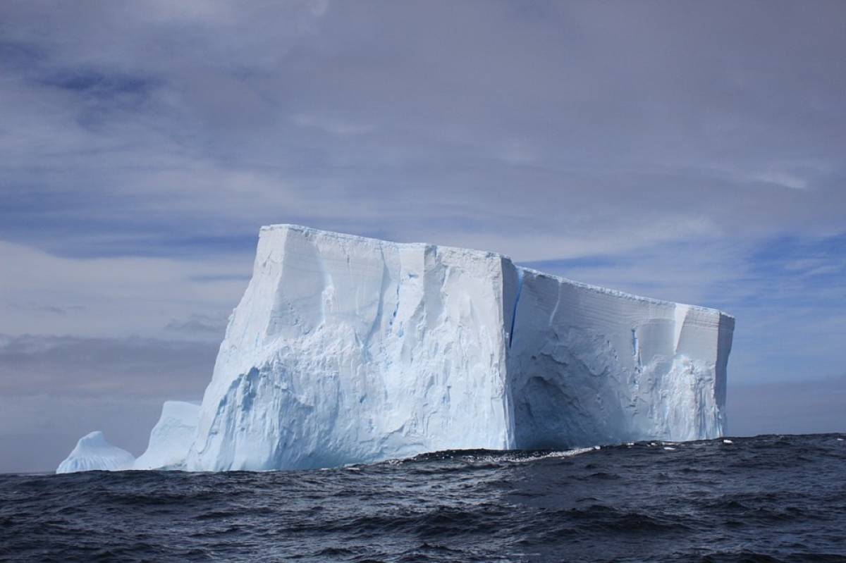 Ανταρκτική: Το μεγαλύτερο παγόβουνο του κόσμου βρίσκεται σε τροχιά σύγκρουσης με βρετανικό έδαφος