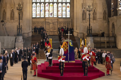 Ελισάβετ: Mέχρι και 22 ώρες στην ουρά για τον τελευταίο φόρο τιμής στη Βασίλισσα