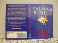 ΗΠΑ: Αυξήθηκαν οι πωλήσεις των «Σατανικών Στίχων» μετά την επίθεση κατά του Σαλμάν Ρούσντι