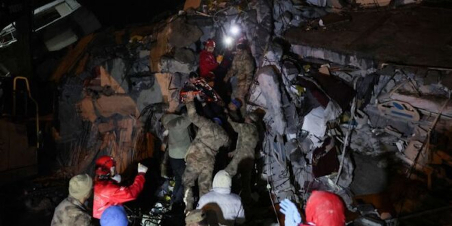 Σεισμός στην Τουρκία: Διασώστες ψάχνουν επιζώντες στο νοσοκομείο του Ισκεντερούν που κατέρρευσε