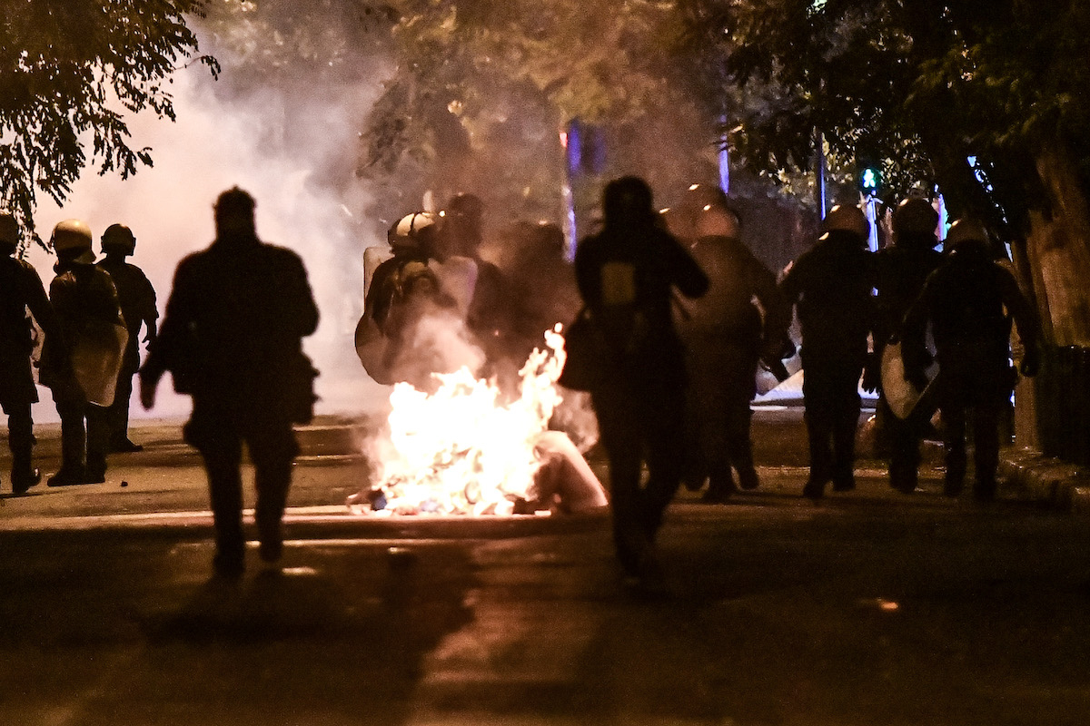 Αθήνα: Επίθεση σε δυνάμεις των ΜΑΤ έξω από το Πολυτεχνείο
