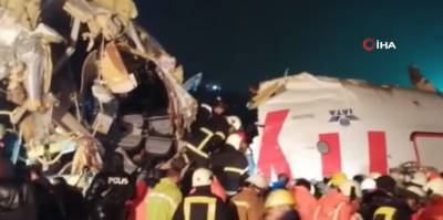 Κωνσταντινούπολη: Στα τρία κόπηκε το αεροσκάφος ⎯ Τουλάχιστον 120 οι τραυματίες (video)
