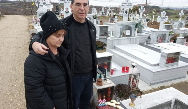 Ελένη Τοπαλούδη: Στον τάφο της με τούρτα γενέθλιων οι γονείς της - «Περιμένω τη Θεία Δίκη»