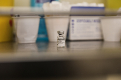 Μόσιαλος: Τα εμβόλια μειώνουν αλλά δεν εξαλείφουν πλήρως τη διασπορά της λοίμωξης