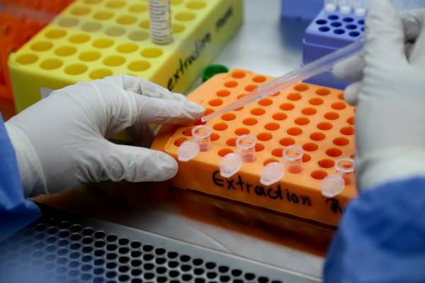 Εμβόλιο Οξφόρδης: Τι γνωρίζουμε ως τώρα - Οι δοκιμές και οι παρενέργειες
