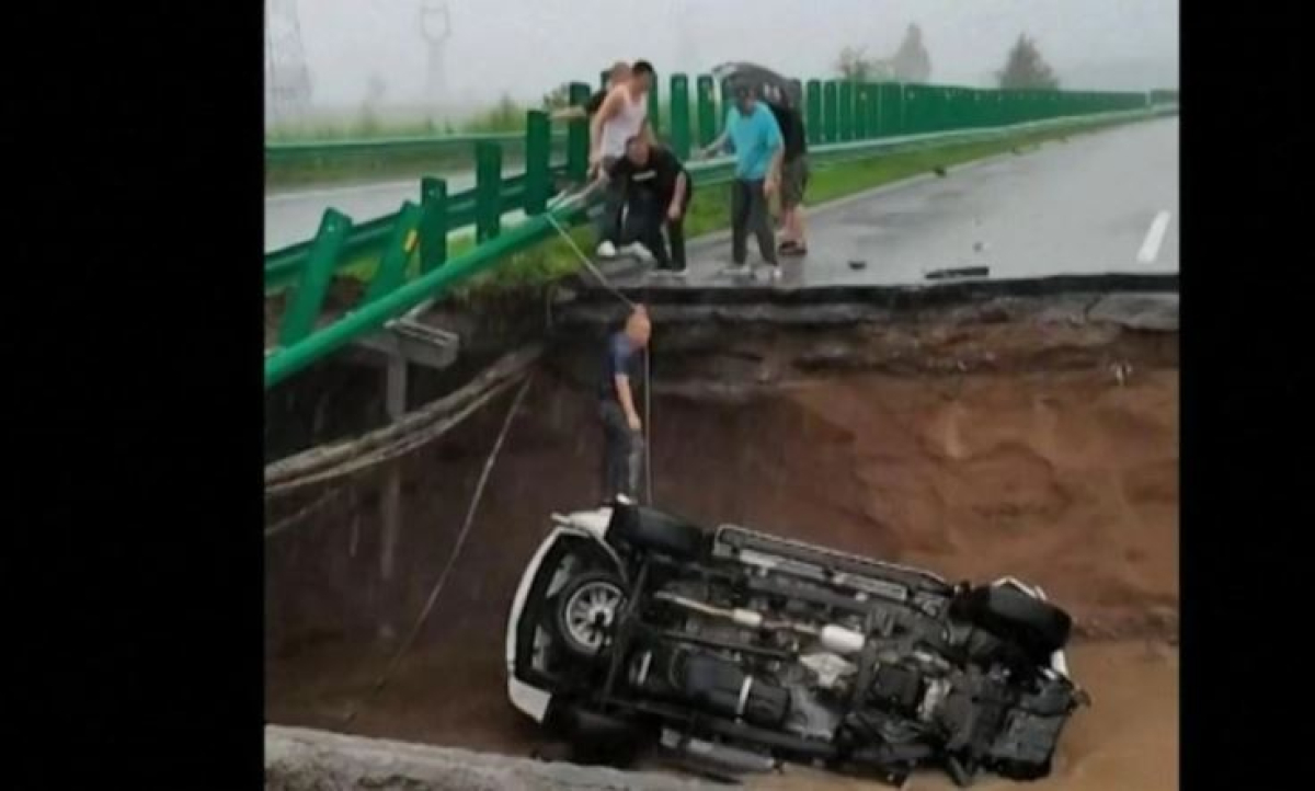 Κίνα: Αυτοκίνητο «βυθίστηκε» σε γέφυρα που έχει γκρεμιστεί από τις βροχές