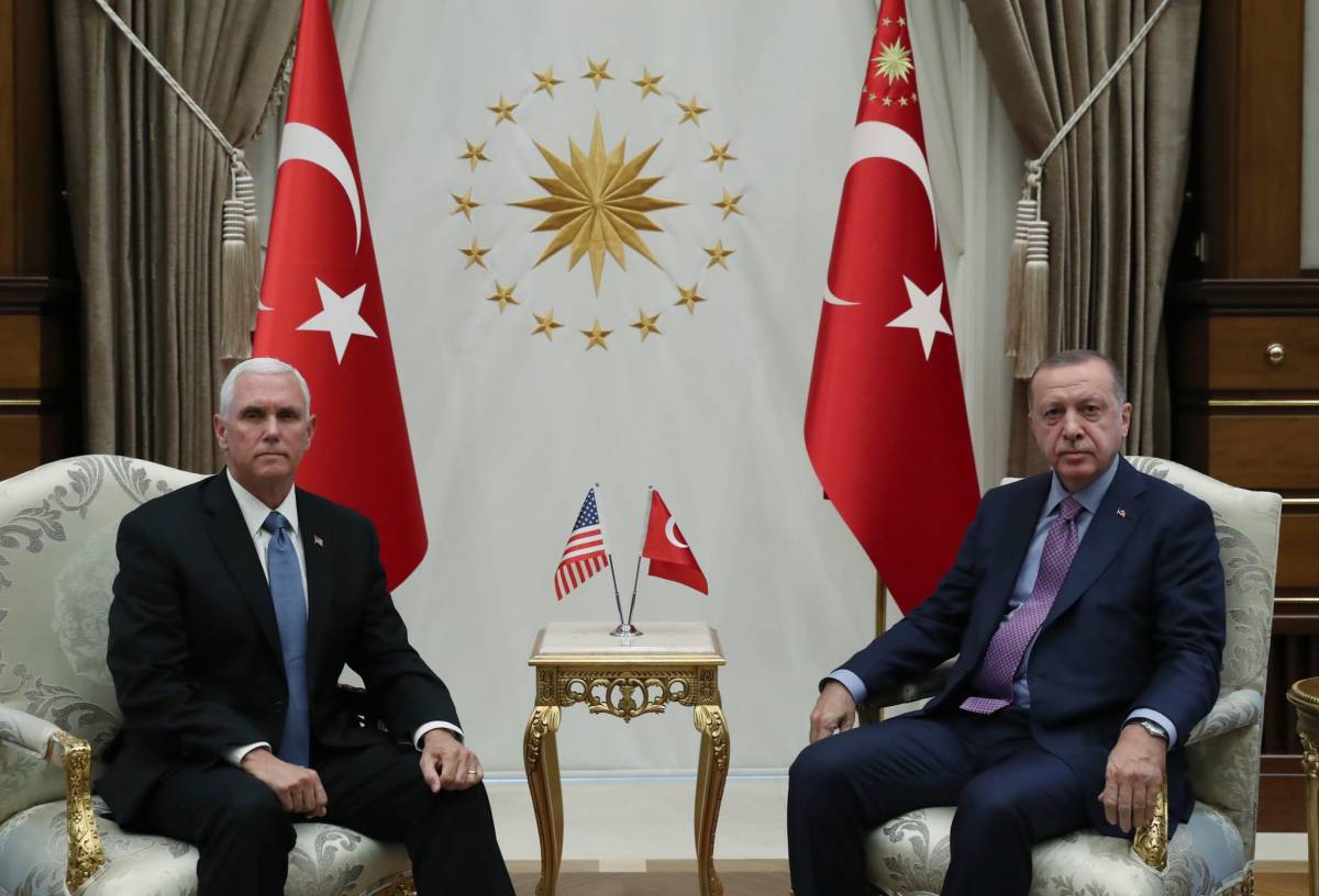 Τουρκία: Χωρίς χαμόγελα η συνάντηση Ερντογάν - Πενς