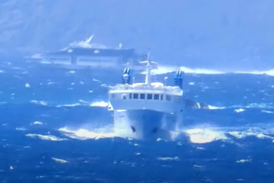 Γιγαντιαία κύματα «καταπίνουν» πλοίο στην «καρδιά» του Αιγαίου (βίντεο)