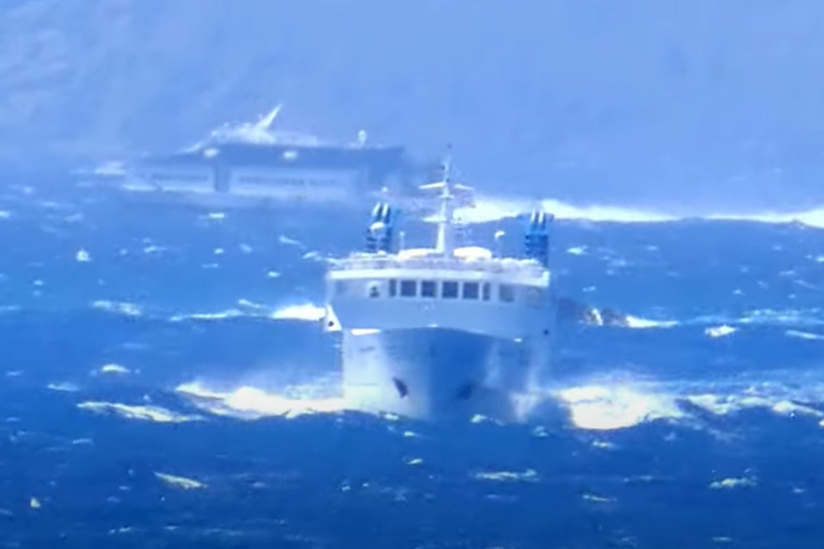 Γιγαντιαία κύματα «καταπίνουν» πλοίο στην «καρδιά» του Αιγαίου (βίντεο)
