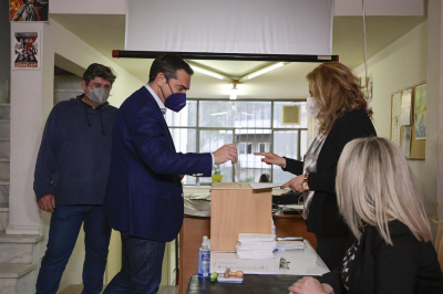Τσίπρας στην ψηφοφορία για εκλογή συνέδρων: Νέα αρχή για τη μεγάλη ανατροπή με ΣΥΡΙΖΑ