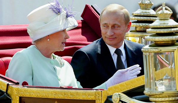 Η φαρμακερή ατάκα της βασίλισσας Ελισάβετ στον Πούτιν το 2003